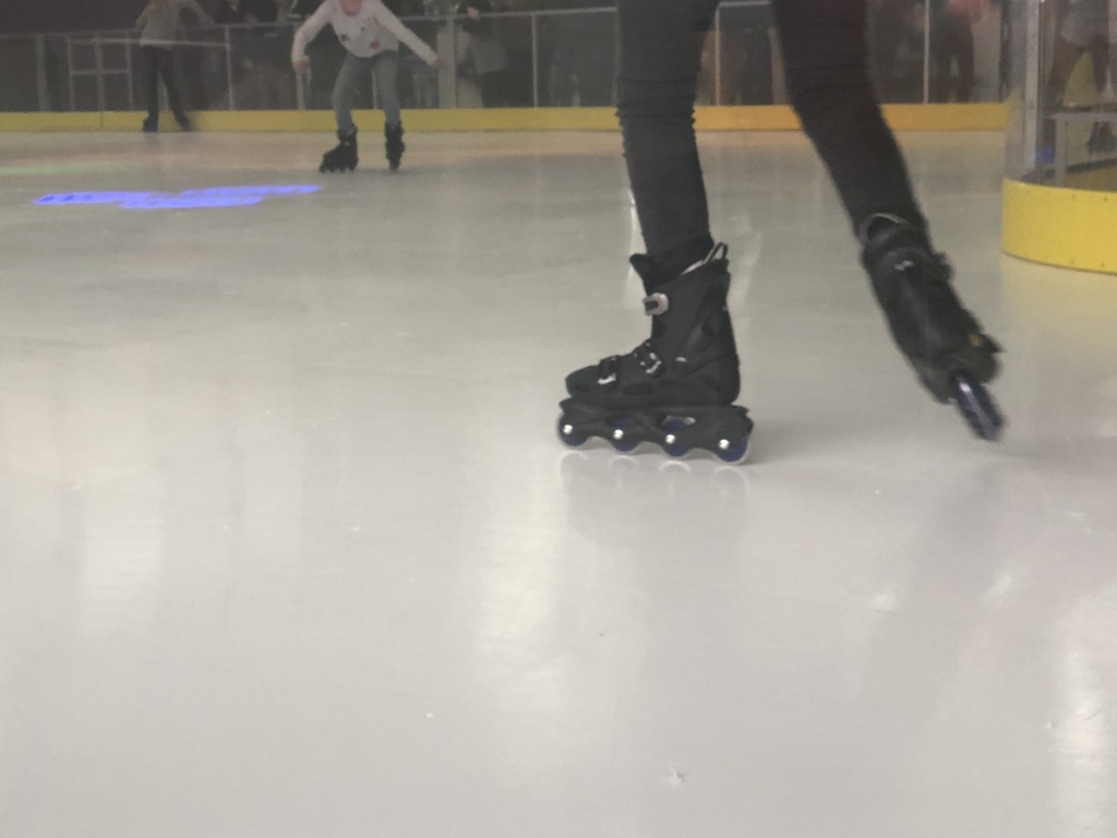 La patinoire n'est pas en glace... mais en synthétique